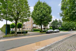 <strong><span>Wens je online een bezoek in te plannen ?  Op onze website (www.dehuisleverancier.be) onderaan de advertentie vind je de knop 'Maak nu een Afspraak' !</span></strong><br /><br />Dit groen gelegen duplex-appartement met 3 ruime slaapkamers en 2 mooie terrassen vinden we in een goed onderhouden gebouw in Kontich.<br /><br />Belangrijke verbindingswegen zijn in de directe nabijheid. Het bruisende centrum met de winkels, scholen, openbaar vervoer en horeca, is vlakbij. Naar mobiliteit toe kan u zich geen betere keuze voor uw thuis.<br /><br />Met de lift komen we aan bij het appartement en komen binnen in de hal met gastentoilet, aparte wasplaats en proviantberging. Aan de achterzijde is er een ruime leefruimte met nieuwe keramische vloer met parketlook.<br />Via een groot schuifraam kan u genieten, vanop het zonnige terras, van het groene uitzicht op de gemeenschappelijke tuin met vijver. De halfopen keuken sluit mooi aan en is uitgerust met alle comfort.<br /><br />Aan de voorzijde is er een slaapkamer met private badkamer met douche en badkamermeubel met dubbele lavabo. Met de vaste trap bereiken we de nachthal en 2 slaapkamers.<br />De ene met een op maat gemaakte dressing, de andere met een ruim zonneterras.<br /><br />Deze kamers kunnen gebruik maken van een tweede badkamer met douche, lavabo en toilet.<br /><br />de Huisleverancier : Persoonlijk, voor iedereen Service, Kwaliteit en Vertrouwen !<br />EPC : 138kWh/m2  (Label B)<br />Gemeenschappelijke kosten : € 170,-/mnd
