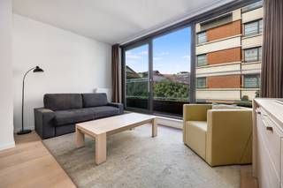 <p>BRUSSEL-CENTRUM, in het hart van de Kaaienwijk en in een rustige straat, ontdekt u dit prachtige appartement van ±82 m² op de 3e verdieping van een recent gebouw uit 2012. Bij het binnenkomen wordt u meteen verwelkomd door een aangename en lichtrijke leefruimte met een volledig uitgeruste open keuken, ideaal voor gezellige momenten. Buiten geniet u van 12 m² aan privatieve terrassen, perfect om van de zon en lange zomeravonden te genieten. Het nachtgedeelte omvat twee comfortabele slaapkamers, een badkamer, een apart toilet en een praktische wasruimte met individuele gasketel. Modern, veilig en energiezuinig: het appartement beschikt over een uitstekend EPC B-, conforme elektriciteit en videofonie. Een zeldzame opportuniteit, ideaal als eerste aankoop, pied-à-terre in de stad of zorgeloze investering. Neem vandaag nog contact met ons op om uw bezoek te plannen!<span></span></p>
<p><span>3e verdieping links:</span></p>
<ul>
<li>Living van ±25 m² op halfmassief parket met toegang tot het balkon aan de voorzijde</li>
<li>Volledig uitgeruste open keuken</li>
<li>Wasruimte en stookruimte</li>
<li>Nachthal</li>
<li>Master bedroom van ±17 m² inclusief dressing, met toegang tot het terras aan de achterzijde van ±10 m²</li>
<li>Slaapkamer 2 van ±11 m², met toegang tot het terras aan de achterzijde van ±10 m²</li>
<li>Badkamer met ligbad en dubbele wastafel</li>
<li>Apart toilet</li>
</ul>