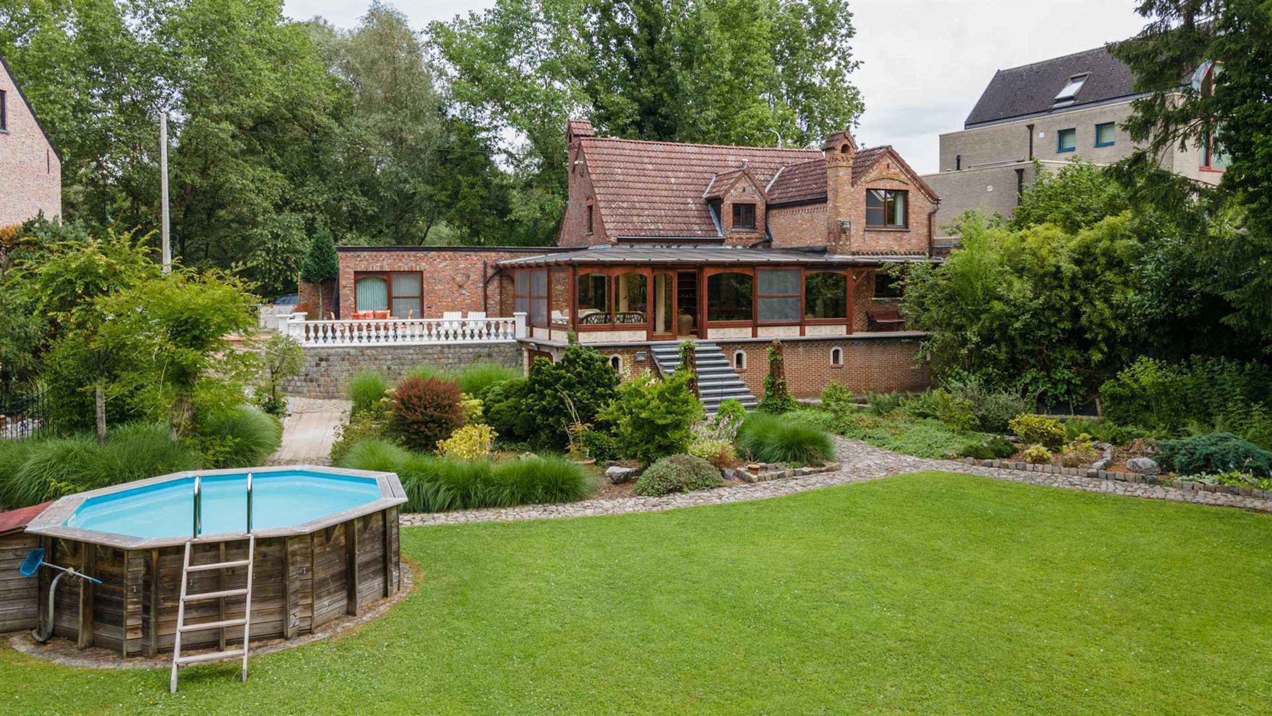 Uitzonderlijke hoeve met praktijk in oase van groen - foto 3