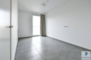 Deze nieuwbouw-assistentiewoning situeert zich in de klassevolle Residentie "Curaremos", rustig gelegen in het centrum van Tielt.<br />Hier kan men volledig zelfstandig wonen met de aanwezigheid van een woon-assistent en een conciërge. <br /><br />Deze serviceflat omvat een inkom. ruime woonkamer, open keuken ( keramische kookplaat, dampkap, koelkast met vriesvak, oven, enkele spoelbak en vaatwasser). Naast de keuken is er een aparte berging, eetplaats, leefruimte met veel natuurlijk lichtinval en terras. Kleine slaapkamer en grote slaapkamer met aansluitend de badkamer ( inloopdouche, lavabomeubel en toilet). <br />De serviceflat beschikt over een aangename en lichtrijke leefruimte met terras en open zicht.<br />Op de hoogste verdieping is er een gemeenschappelijke ontmoetingsruimte met kitchenette en ruim terras. <br /><strong> </strong><br />Alle ruimtes zijn uitgerust met een noodoproepsysteem, wanneer je in nood verkeert komt er snel professionele verpleegkundige ondersteuning. <br /><br />Op de 4de verdieping is er een gemeenschappelijke ruimte waar U gezellig samen kan kaarten, koken, ...<br /><br />Ook is er een mogelijkheid tot het aankopen van een ondergrondse beveiligde <span>autostaanplaats, deze is toegankelijk met een automatische poort. </span><br /><br /><strong>Mogelijkheden en voorzieningen:</strong><br />- Gemeenschappelijke ontspanningsruimtes en terras<br />- Noodknoppen met een oproepsysteem in elke leefruimte, slaapkamer en badkamer<br />- Alle ruimtes zijn rolstoeltoegankelijk<br />- ruime lift<br />- Ondergrondse garage + fietsenberging<br />- 24 UUR OP 24 UUR EN 7 DAGEN OP 7 ZORGVERLENING <br />- EPC 84 kWh/m² identificatiecode37015-G-2015_351/EP02064/E767/D01/SD008<br /><br />Ook ideaal als investering/opbrengsteigendom ( momenteel verhuurd)<br />De huidige dagprijs is 42,48 euro. Deze dagprijs bevat de woonvergoeding, dienstverlening (o.a. de noopoproepen, woonassistent,...) en syndic. <br />Indien de eigen flat niet verhuurd is, krijgt de eigenaar ook een opbrengst, volgens de verdeelsleutel die wordt toegepast op de totale huurinkomsten die maand.<br /><br />RICHTPRIJS 238.000 EUR: Elk redelijk bod wordt voorgelegd aan de eigenaars, die al dan niet kunnen ingaan op dit voorstel.<br /><br />Aarzel niet om ons te contacteren en plan uw bezoek in via 050 550 750 of info@perspectiefvastgoed.be