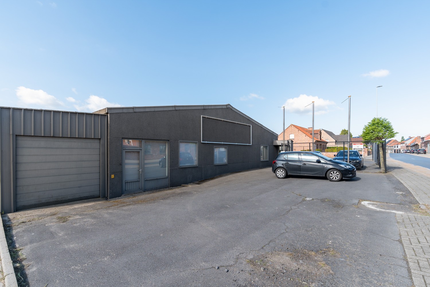 Ruim en veelzijdig bedrijfsgebouw met burelen, werkplaats en parking op perceel van 1.703 m² - foto 4
