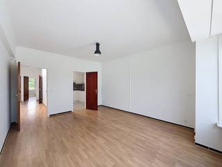 Appartement gelegen op de 2e verdieping. Het appartement bestaat uit een inkomhal, een berging, een keuken, een woonkamer, een badkamer met douche, 1 slaapkamer dat toegang geeft op een klein terras en garagebox. <br />Het appartement wordt herschilderd en de badkamer wordt gerenoveerd.<br /><br />Beschikbaar vanaf 01/06/26 - Geen lasten