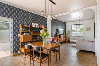Droomt u van een instapklare woning op een rustige locatie, omringd door groen en toch op wandelafstand van het station? Dan is deze charmante woning in Opwijk precies wat u zoekt. Gelegen op een ruim perceel geniet u hier elke dag van een prachtig, open uitzicht op het omliggende groen, terwijl winkels, openbaar vervoer en andere voorzieningen vlot bereikbaar zijn.<br /><br />Binnenin valt meteen de overvloed aan natuurlijk licht op, wat zorgt voor een aangename en warme sfeer. De woning beschikt over een ruime leefruimte, een vernieuwde badkamer en twee uitzonderlijk ruime slaapkamers die tal van mogelijkheden bieden. Dankzij het nieuwe dak en de conforme elektrische installatie is de woning volledig instapklaar en kunt u zonder zorgen verhuizen.<br /><br />Ook buiten heeft deze eigendom heel wat te bieden. Het ruime perceel zorgt niet alleen voor rust en privacy, maar biedt bovendien interessante uitbreidingsmogelijkheden (plannen beschikbaar) voor wie in de toekomst extra woonruimte wenst te creëren. De aanwezige garage vormt een extra praktische troef.<br /><br />Bent u op zoek naar een lichtrijke woning met een uitstekende ligging, een prachtig groen uitzicht en nog heel wat potentieel? Dan is deze eigendom beslist een bezoek waard.<br /><br />Meer info: arno@woonvast.be of 0478 44 20 90