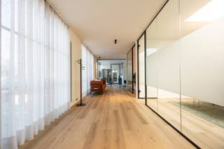 <p><strong>Kantoorruimte van 160m² met dienstenpakket </strong><br /><br />Deze instapklare kantoorruimte met bijhorend dienstenpakket is ideaal gelegen aan de Ring van Turnhout. Ze biedt plaats aan 16 tot 24 kantoormedewerkers en is opgedeeld in vier ruime aparte burelen, een volledig uitgeruste vergaderruimte voor maximaal 10 personen én een stijlvolle ontvangstruimte/wachtkamer van maar liefst 50 m² – perfect om bezoekers professioneel te verwelkomen.</p>
<p>De kantoorruimte is flexibel beschikbaar: u kan kiezen voor de volledige oppervlakte, een afzonderlijke bureelruimte (elk geschikt voor 4 tot 6 personen), of zelfs een individuele werkplek – afhankelijk van uw noden.<br /><br /></p>
<strong>Inbegrepen dienstenpakket</strong><br />Bij de huur van een werkplek of kantoorruimte zijn volgende voorzieningen inbegrepen:<br /><br />- Verwarming en elektriciteit<br />- Stabiele internetverbinding via wifi<br />- Gebruik van een printer (fair use)<br />- Wekelijkse schoonmaakdienst<br />- Gemeenschappelijke vergaderzaal (in overleg met andere huurders)<br />- Bij afname volledige bureauruimte: 1 vaste parkeerplaats<br />- Roerende voorheffing<br />- Brandverzekering<br /><br /><strong>Maandelijkse huurprijzen<br /></strong><br />Individuele vaste werkplek<br />- € 250 + btw<br />- In een gedeelde kantoorruimte<br /><br />Aparte bureelruimte (4 tot 6 personen)<br />- € 900 + btw<br />- Afsluitbaar voor extra privacy<br />- Mogelijkheid om het bedrijfslogo aan te brengen op de deur<br />- Inclusief 1 parkeerplaats met naambordje<br /><br />Volledige kantoorruimte (4 burelen)<br />- € 3.600 + btw<br />- In zijn geheel of per bureelruimte afsluitbaar<br />- Mogelijkheid tot bedrijfslogo op elke deur<br />- Inclusief 4 parkeerplaatsen met naambordjes<br /><br /><strong>Optioneel</strong><br /><br />Gevelpaneel aan de voorzijde van het gebouw (ca. 2 meter breed): <br />- € 75/maand + btw<br />- Plaatsing en productie op kosten van de huurder en enkel per bureelruimte<br /><br /><strong>Extra faciliteiten</strong><br /><br />- In bureelruimte 4 (de grootste ruimte) is een aansluiting voorzien voor een koffiezetapparaat (geen leidingwater aanwezig)<br />- Een gemeenschappelijke kitchenette is beschikbaar op het gelijkvloers, samen met het aanpalende bedrijf<br />- Gemeenschappelijke toiletten bevinden zich eveneens op het gelijkvloers<br /><br />De kantoorruimtes zijn volledig instapklaar en onmiddellijk beschikbaar.<br />Er wordt een overeenkomst opgemaakt voor de 'terbeschikkingsstelling van kantoren met bijkomende dienstverlening' op korte termijn met een opzegperiode van 3 maanden.