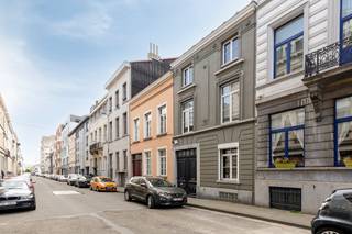 Ontdek dit magnifieke huis dat momenteel te koop wordt aangeboden, perfect gesitueerd in hartje Brussel. Dit unieke pand combineert historische charme met royale, hedendaagse ruimtes. De prachtige authentieke elementen zijn zorgvuldig bewaard gebleven, wat zorgt voor een ongeëvenaard karakter doorheen het hele huis. Wie dit indrukwekkende huis wil kopen, vindt hier een ware oase van rust dankzij de idyllische binnentuin en de uitstekende bereikbaarheid in de stad.De indeling van dit pand dat wij te koop aanbieden is uiterst ruimtelijk en logisch opgebouwd:Gelijkvloers: Een royale inkomhal die naadloos toegang biedt tot het afzonderlijke bureel, de ruime leefruimte en de keuken. Vanuit de leefgedeelten bereik je de binnentuin of patio, die op zijn beurt toegang verleent tot een ruim bijgebouw. Dit bijgebouw doet momenteel perfect dienst als atelierruimte.Eerste verdieping: Een nachthal die leidt naar drie volwaardige, ruime slaapkamers en een eerste comfortabele badkamer.Tweede verdieping: Een open ruimte met mogelijkheden voor twee tot drie extra slaapkamers en een tweede badkamer.Bestemming: WoningOnroerend goed ingeschreven op de bewaarlijst / beschermd / procedure tot inschrijving of bescherming lopende: neenVerkavelingsvergunning: neenOnroerend goed gelegen in een voorkooprechtperimeter: neenVoorkeurrecht voor de huurder: neen