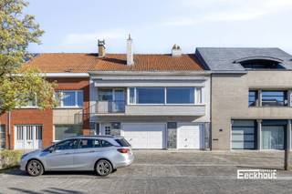 Dit ruime woonhuis is gelegen in een rustige straat aan het markt- en kerkplein van de Vuurtorenwijk in Oostende, en geniet daardoor van een aangenaam open zicht vanuit zowel de woonkamer als de keuken.<br />De woning biedt bijzonder veel potentieel: op het gelijkvloers bevindt zich een uitzonderlijk ruime garageruimte die zich perfect leent voor diverse invullingen, zoals hobbyruimte, atelier of extra opslag. Daarnaast is er een aparte garagebox aanwezig, die eventueel afzonderlijk kan worden verhuurd.<br />Indeling:<br />gelijkvloers: inkomhal met vestiaire, zeer grote garageruimte, berging met toegang tot de kruipkelder, tweede berging met mazouttank en aparte garagebox;<br />eerste verdieping: grote nachthal met ingemaakte kasten, aparte keuken met balkon, lichtrijke woonkamer met open haard, 2 ruime slaapkamers, apart toilet en badkamer met toegang tot het zonnige terras;<br />tweede verdieping: zeer grote zolder met tal van uitbreidingsmogelijkheden (bijvoorbeeld het creëren van extra slaapkamers en een grote badkamer, wat het woonvolume aanzienlijk kan vergroten);<br />Hoewel de woning op te frissen is en renovatiewerken vereist (renovatieplicht van toepassing), vormt dit net een unieke kans om ze volledig naar eigen smaak en wensen in te richten. Dankzij de royale volumes, de grote garage en de uitbreidbare zolder is dit een eigendom met uitzonderlijk veel mogelijkheden!