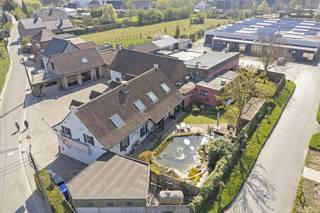 In het landelijke en rustige Erpe-Mere bevindt zich deze veelzijdige eigendom. Het geheel bestaat uit twee aparte woningen, een restaurant,...