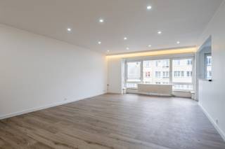 <p>Interesse in dit pand? Neem voor bijkomende informatie of het maken van een afspraak rechtstreeks contact op met Benjamin Tang via <strong>+32 495 56 50 74</strong> of <strong>benjamin.tang@copandi.be</strong>.</p><p>Op de tweede verdieping van dit kleinschalige gebouw aan de Cornelis Dyckstratelaan in Deurne bevindt zich dit recent gerenoveerde appartement. De woning combineert een aangename, praktische indeling met een instapklaar karakter, waardoor je hier zonder grote zorgen je nieuwe thuis kunt creëren.</p><p>Bij het binnenkomen valt meteen de rustige en overzichtelijke indeling op. De leefruimte vormt het centrale gedeelte van het appartement en biedt voldoende plaats voor een gezellige zithoek en een eetgedeelte. Het appartement beschikt over twee slaapkamers, waardoor er verschillende mogelijkheden zijn naargelang je persoonlijke situatie. Dit maakt de woning interessant voor zowel starters als koppels of een klein gezin.</p><p>Daarnaast beschikt het appartement over een handige kamer die kan dienen als kantoor of berging.</p><p>De keuken sluit praktisch aan bij de leefruimte en biedt alles wat nodig is voor het dagelijkse wooncomfort. De badkamer is functioneel afgewerkt en vormt een mooi geheel met de rest van het appartement.</p><p>Een belangrijke troef is dat het appartement volledig instapklaar is. Achteraan werd bovendien nieuwe dubbele beglazing geplaatst in combinatie met PVC-buitenschrijnwerk. Dit draagt bij aan het wooncomfort en zorgt voor een aangename leefomgeving doorheen het jaar.</p><p>Ook de ligging is een sterke troef. De Cornelis Dyckstratelaan bevindt zich in een rustige residentiële omgeving in Deurne, terwijl je tegelijkertijd geniet van een vlotte bereikbaarheid. Het centrum van Antwerpen en de belangrijke invalswegen zijn gemakkelijk bereikbaar. Voor de dagelijkse voorzieningen zijn winkels, scholen en openbaar vervoer bovendien op wandelafstand gelegen.</p><p>De combinatie van de recente renovatie, twee slaapkamers, de praktische indeling en de rustige maar goed bereikbare ligging maakt dit appartement bijzonder interessant voor wie op zoek is naar een instapklare woning in Deurne.</p>