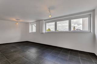 Voor meer info of een bezoek, bel 053 59 49 33 - TOPPER! - Op een unieke, centrale ligging in Ninove bevindt zich dit ruime duplexappartement van...