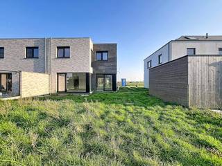 Découvrez un nouvel horizon de vie moderne au cœur de Kaprijke, où cinq belles maisons mitoyennes neuves ouvrent leurs portes dans la...
