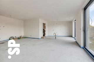 Gelijkvloers appartement te koop in residentie 'OLMSEBAAN'.<br /><br />Ontdek dit gelijkvloers appartement met ruim terras in de nieuwe residentie ‘OLMSEBAAN’. De indeling omvat een inkomhal, twee comfortabele slaapkamers, een moderne badkamer, een apart toilet, een ruime en lichtrijke woonkamer met open keuken, en een praktische berging/wasplaats.<br /><br />Het gebouw is uitgerust met een lift en biedt diverse parkeermogelijkheden aan de rechterzijde van het gebouw: autostaanplaatsen, carports en garages zijn apart aan te kopen.<br /><br />De appartementen worden opgetrokken met ecologisch verantwoorde materialen en voldoen aan de BEN-norm (Bijna-EnergieNeutraal) met een E-peil lager dan 30. Hiervoor worden ze uitgerust met milieuvriendelijke technieken.<br /><br />Centraal gelegen op wandelafstand van het centrum, met een vlotte verbinding naar in- en uitvalswegen.<br /><br />Verkoop onder BTW-stelsel, mogelijkheid tot toepassing van het 6% btw-tarief. Een ideale opportuniteit, zowel voor starters als voor investeerders.<br /><br />De afgebeelde beelden en materialen zijn bedoeld ter inspiratie en kunnen afwijken van de definitieve oplevering.<br /><br />Voor meer informatie of een bezoek ter plaatse, kan u contact opnemen met IMMO SP via 014 59 10 20 of mailen naar jill@immosp.be. Benieuwd naar de waarde van uw eigen woning? Vraag vrijblijvend een gratis verkoopanalyse aan – wij helpen u graag verder!