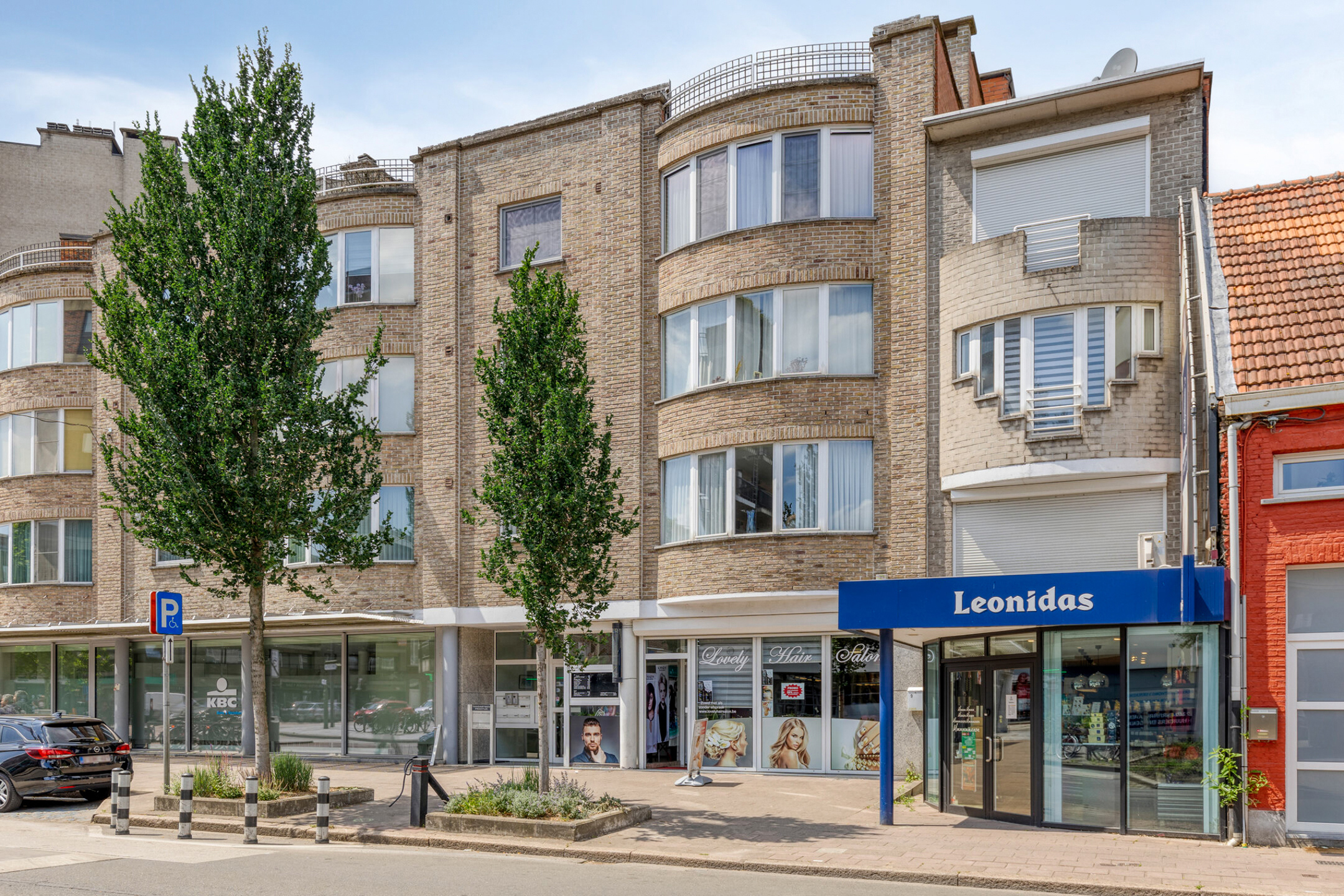Ruim appartement met drie slaapkamers nabij het Rivierenhof. - foto 2