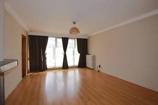Dit instapklare appartement met zeer gunstige ligging aan het station en op wandelafstand van het centrum van Mechelen.Indeling:Inkomhal met...