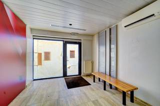 [[ DIT PAND NEEMT DEEL AAN DE ERA OPEN HUIZEN DAG OP 19/9 VAN 11:00 TOT 12:00 ]] 
<p>Handelspand met bovengelegen woonst in het centrum van Tielt-Winge.</p><p><br /></p><p>Dit veelzijdige handelspand met woonst biedt tal van mogelijkheden voor wie wonen en werken wil combineren of op zoek is naar een interessante opbrengsteigendom. De woning beschikt over 3 slaapkamers en een functionele indeling. Dankzij de ligging vlakbij de dorpskern, scholen, openbaar vervoer en op enkele minuten van de E314 geniet u van een vlotte bereikbaarheid. Het handelspand werd gebouwd in 1972 en behaalt een EPC-label C, het appartement EPC-label F. Een praktische opportuniteit in een centrale omgeving met alle voorzieningen binnen handbereik. Op het gelijkvloers bevindt zich een handelspand, voorheen ingericht als bankkantoor, bestaande uit een onthaalruimte, vier aparte bureaus, een voormalige kluis en een technische ruimte.</p><p><br /></p><p>Belangrijkste ruimtes:</p><p>• Handelsruimte met verschillende gebruiksmogelijkheden</p><p>• Woonkamer met open haard</p><p>• Keuken uitgerust met elektrische kookplaat en enkele spoelbak</p><p>• 3 slaapkamers met diverse indelingsmogelijkheden</p><p>• Badkamer met ligbad en enkele spoelbak</p><p>• Terras</p><p>• Bergingen, 2 garages en kelder voor extra opslagruimte</p><p>• Zolder als bijkomende bergruimte</p><p><br /></p><p>Troeven:</p><p>• Handelshuis met bovengelegen woonst en 3 slaapkamers</p><p>• Ideaal als opbrengsteigendom of combinatie wonen en werken</p><p>• Centrale ligging nabij dorpskern, openbaar vervoer en E314</p><p><br /></p><p>Neem vandaag nog contact op met je ERA-makelaar voor een bezoek.</p><p><br /></p><p>JOUW DROOMHANDELSPAND. ZO GEVONDEN!</p>