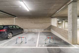 Ondergrondse staanplaats(en) gelegen in het project Sequoia, Devlemincklaan 6 op wandelafstand van het centrum van Halle. Ruime plaats(en) (+- 5,40 x 2,60m) gelegen in een afgesloten parking met automatische toegangspoort (afstandsbediening + code). Verkoop gedeeltelijk onder BTW-stelsel (constructieaandeel 21%) en gedeeltelijk onder registratiestelsel (grondaandeel 12%) - Prijzen vanaf 12.500 euro (excl. kosten)! Garagebox mogelijk!<br />Contacteer ons gerust voor meer info of een bezoek ter plaatse (02/360.15.15 of info@century21prodomo.be) !