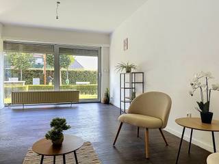 <p><span>Bent u op zoek naar een lichtrijk, energiezuinig appartement op een rustige maar centrale ligging? <br />Dan is dit verzorgde gelijkvloers appartement absoluut een bezoek waard!</span></p>
<p><span><br />Dankzij de uitstekende hoekligging geniet u van extra lichtinval en een aangenaam wooncomfort. De gezellige leefruimte sluit aan op een deels open keuken, waardoor u een ruimtelijk en praktisch geheel krijgt. Verder beschikt het appartement over twee volwaardige slaapkamers, een badkamer met natuurlijke lichtinval en een handige technische berging/wasplaats.</span></p>
<p><span><br />Ook op energetisch vlak werden de voorbije jaren belangrijke investeringen gedaan. Zo werd het appartement uitgerust met nieuw buitenschrijnwerk met hoogrendementsglas en rolluiken aan voor- én achterzijde, een condenserende verwarmingsketel (2022), een vernieuwd dak met 10 cm PUR/PIR-isolatie, conforme elektrische installatie en een professioneel behandelde, kurkdroge privatieve kelder. Hierdoor bent u verzekerd van een comfortabele woning die klaar is voor de toekomst.</span></p>
<p><span>Buiten geniet u van een gezellige, groene tuin waar u heerlijk kunt ontspannen. Het onderhoud wordt volledig verzorgd via de vereniging van mede-eigenaars, zodat u kunt genieten zonder zelf tuinwerk te hoeven verrichten.</span></p>
<p><span>De ligging vormt een extra troef: op wandel- en fietsafstand bevinden zich het centrum, winkels, scholen, openbaar vervoer en de dijk voor een ontspannende wandeling of fietstocht. Bovendien geniet u van een vlotte bereikbaarheid naar de belangrijkste invalswegen.</span></p>
<p><span>Als extra mogelijkheid kan een garagebox in het achterliggende garagecomplex worden aangekocht. De aankoop hiervan is volledig vrijblijvend en de prijs wordt in onderling overleg bepaald.</span></p>
<p><strong><span><br />Troeven op een rij:</span></strong></p>
<ul>
<li><span>Gelijkvloers hoekappartement met veel lichtinval</span></li>
<li><span>Twee volwaardige slaapkamers</span></li>
<li><span>Deels open keuken</span></li>
<li><span>Functionele technische berging/wasplaats</span></li>
<li><span>Gezellige tuin zonder onderhoud</span></li>
<li><span>Privatieve, kurkdroge kelder</span></li>
<li><span>Nieuw buitenschrijnwerk met hoogrendementsglas</span></li>
<li><span>Rolluiken voor- en achteraan</span></li>
<li><span>Condenserende verwarmingsketel (2022)</span></li>
<li><span>Vernieuwd en geïsoleerd dak (10 cm PUR/PIR)</span></li>
<li><span>Conforme elektriciteit</span></li>
<li><span>Mogelijkheid tot aankoop van een garagebox</span></li>
<li><span>Centrale ligging op wandel- en fietsafstand van centrum, openbaar vervoer en de dijk</span></li>
</ul>
<p><span>Interesse? Contacteer ons vandaag nog voor een bezoek en ontdek zelf de troeven van dit verzorgde appartement!</span></p>
<p><span></span></p>