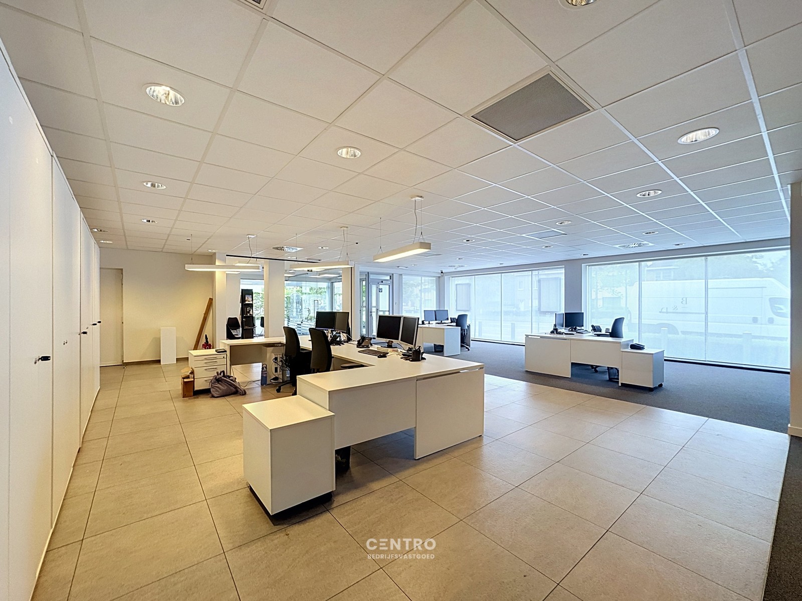 Instapklare KANTOORRUIMTEN (430m²) met 10 private parkeerplaatsen, langs een drukke invalsweg van Brugge! - foto 4