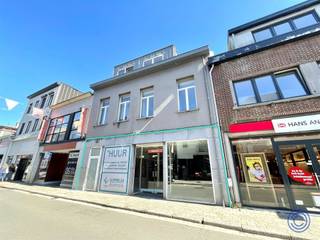 Informatie handelspand:Commercieel handelsgelijkvloers ca. 240m². Geplande renovatie: * Afwerking muren * Vernieuwing verwarmingsketel * Ingewerkte...