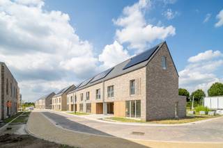 Casco moderne gesloten <strong>energiezuinige nieuwbouwwoning </strong>(219 m²) met 3 slaapkamers, een inpandige garage en een tuin met oost-oriëntatie. Dankzij de grote, <strong>flexibele zolderruimte </strong>onder het hellend dak is er nog plaats voor een <strong>vierde en eventueel vijfde slaapkamer of hobbyruimte</strong>.<br /><br /><br /><strong>De leefruimte van de woning is dubbel georiënteerd</strong>. Dat betekent dat ze aan de voorkant uitgeeft op het <strong>publieke park</strong>, en aan de achterzijde op je <strong>private tuin</strong>. Binnen en buiten vloeien moeiteloos in elkaar over. <strong>Zalig genieten van al dat groen dus!</strong><br /><br /><strong>Dit huis is uitstekend geïsoleerd en zeer energie-efficiënt</strong>. Een <strong>warmtepomp </strong>en <strong>vloerverwarmingssysteem </strong>creëren altijd een <strong>aangenaam binnenklimaat</strong>, zowel in de zomer als in de winter. En dat heeft natuurlijk een impact op je energiefactuur. Rij je met een elektrische wagen? Dan kan je autostaanplaats of carport voorzien worden van laadinfrastructuur.<br /><br />Meer informatie? Contacteer ons via 014 48 01 62 of check matexi.be/geel-laar.<br /> 