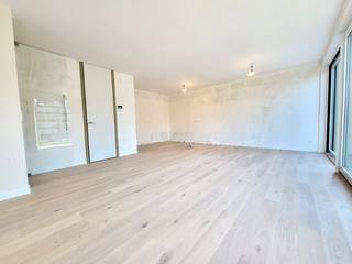 Ruim en energiezuinig 1-slaapkamer appartement gelegen op de gelijkvloerse verdieping van het nieuwbouwproject 'Les Moineaux'.<br />Het appartement wordt volledig afgewerkt met keuze uit hoogwaardige materialen en omvat:<br />Inkom met toilet, woonkamer met open en volledig geïnstalleerde keuken uitgevende op het ruime terras (13,8 m²), berging, badkamer en slaapkamer.<br />Het appartement zal verwarmd worden door middel van geothermische vloerverwarming en zal voorzien zijn van zonnepanelen waardoor het appartement bijna energieneutraal zal zijn (BEN-norm), hierdoor geniet u gedurende 5 jaar van een vermindering van 100% op de onroerende voorheffing.