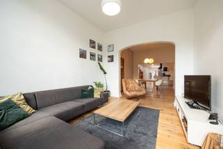 Karaktervol, gerenoveerd herenhuis met 4 slaapkamers, 2 badkamers en aangrenzend magazijn (90m²)Indeling: 0- inkomhal, leefruimte, eetkamer, keuken...