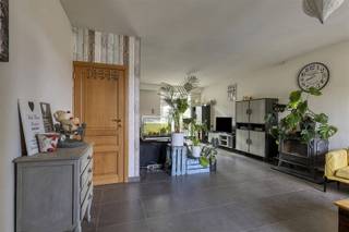 <p>Welkom in deze charmante woning te Herselt, waar comfort en stijl samenkomen in een zeer groene omgeving. Dit huis biedt een ruime leefruimte met een warme en uitnodigende sfeer. De ruime keuken, voorzien van veel werkblad en kastruimte, is een droom voor elke kookliefhebber.</p><p>Geniet van de rust in de lichte en open woonkamer, perfect voor gezinsontspanning of het ontvangen van gasten. De grote raampartijen laten volop natuurlijk licht binnen, waardoor de ruimte altijd helder en vrolijk aanvoelt.</p><p>Deze woning telt 2 badkamers waarvan 1 voorzien met een ligbad op het gelijkvloers met een groot en zeer gerieflijk lavabomeubel. Naast de badkamer op het gelijkvloers kunt u het eerste van twee toiletten terugvinden.</p><p>De stijlvolle tweede badkamer op de 1ste verdieping is uitgerust met dubbele wastafels, toilet en een comfortabele inloopdouche, ideaal voor uw dagelijkse routine. Het huis beschikt ook over een handige wasruimte (ook uitgerust met douche) die veel extra opbergruimte biedt.</p><p>Buiten vindt u een ruim terras met indien u dit wenst een prachtig uitzicht op de groene omgeving, een ideale plek voor buitenmaaltijden of om eenvoudigweg te ontspannen. De indeling van de op te frissen tuin laat veel vrijheid voor persoonlijke invulling, of het nu gaat om tuinieren of het creëren van een speelruimte (zwembad, schommel, trampoline) voor kinderen.</p><p>Met parkeergelegenheid voor 5 wagens voor de deur, biedt dit huis u alle mogelijkheden privé als gecombineerd met een zelfstandige zaak. De ligging, de oriëntatie, het uitzicht, de binnen en buiten ruimte en het natuurlijk licht zijn maar enkele van de vele troeven die deze woning u te bieden heeft.</p><p>Wacht dus niet te lang en kom en ontdek het enorme potentieel van deze unieke woning in Herselt.</p><p><i><strong>Voor meer info en een helder bezoek mag u Bert telefonisch contacteren op het nummer 0496/33.24.56 en mailen naar Bert@maximm.be.</strong></i></p>