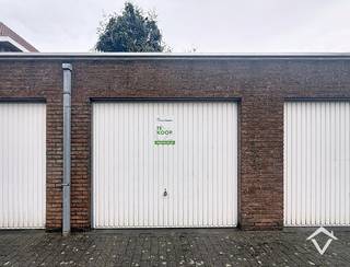 Ruime garage in het centrum van Ardooie! Zeer gemakkelijk te bereiken. Alles is kortbij gelegen. Kan gebruikt worden als bergplaats of garage. <br /><br />Afmetingen:<br />- Breedte: 3m.<br />- Lengte: 5m6.<br /><br />Verkoop onder registratierechten. <br /><br />Contacteer Louis voor meer informatie: 0493/401330.