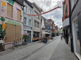 Handelsruimte gelegen in de Wijngaardstraat 14. Bestaande uit gelijkvloers (23m²) / 1e verdiep & 2e verdiep. Ideaal als kapsalon / barbier...