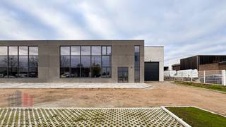 Entrepôt de 649 m² avec 103 m² de bureaux et 109 m² de salle polyvalente.L'entrepôt se compose d'une structure en acier avec des panneaux en béton et...