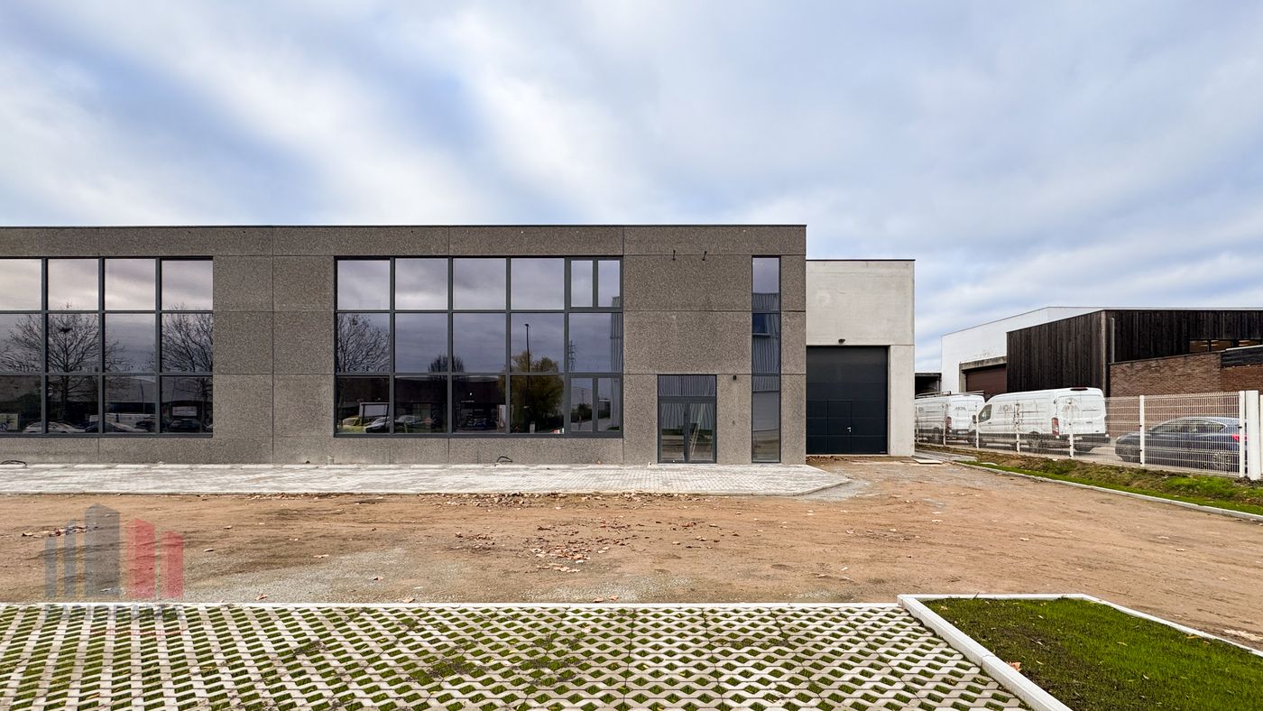 MAGAZINE 649 m² FOR RENT IN LIER - photo 1