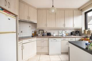 <strong>Ruim 2-slaapkamerappartement met groot terras (10 m²)</strong><br /><br />Ruim en verzorgd tweeslaapkamerappartement in een solide gebouw, met een lichtrijke leefruimte en open keuken van ca. 26 m².<br /><br />Het appartement beschikt over twee volwaardige slaapkamers (ca. 13 m² en 11 m²), die beide directe toegang bieden tot het ruime terras van 10 m², ideaal om in alle rust van buitenruimte te genieten. Verder omvat de woning een badkamer, een aparte wc en een praktische bergruimte.<br /><br />Mogelijkheid tot aankoop van een parkeerplaats. Een comfortabele en functionele woonoplossing, geschikt voor zowel eigen bewoning als investering. Momenteel wordt het appartement verhuurd aan 795 euro per maand. <br /><br />Kosten basisakte ten laste van de koper: €452,37 excl. BTW