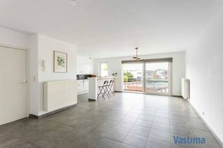 Bent u op zoek naar een instapklaar en verzorgd appartement op een centrale ligging in Aalst? Dan is dit appartement zeker een bezoek waard.<br /><br />EPC 91 kWh/m²jaar (Label A) / CV op aardgas / Dubbele beglazing / Elektriciteit conform / Lift aanwezig / Instapklaar en uitstekend onderhouden.<br /><br />Gelegen op de tweede verdieping van een verzorgd gebouw met lift, geniet u hier van alle comfort. Dankzij de gunstige ligging bevinden het bruisende stadscentrum, winkels, openbaar vervoer en het OLV Ziekenhuis zich op wandelafstand.<br /><br />Bij het binnenkomen wordt u verwelkomd in een lichtrijke leefruimte die naadloos overgaat in de moderne open keuken met aansluitende berging. De open indeling zorgt voor een ruimtelijk gevoel en maakt het appartement ideaal om gezellig te wonen en gasten te ontvangen.<br /><br />Verder beschikt het appartement over twee volwaardige slaapkamers, een verzorgde badkamer en een apart toilet. Ook een gemeenschappelijke fietsenberging is aanwezig.<br /><br />Het appartement verkeert in een uitstekende staat, waardoor u zonder zorgen meteen kunt verhuizen.<br /><br />Mogelijkheid tot aankoop van een afgesloten garagebox aan € 30.000.<br /><br />Op zoek naar een comfortabel, instapklaar appartement met lift op een uitstekende locatie? Maak dan snel een afspraak voor een bezoek.