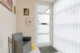<p><strong>Diest: gelijkvloers appartement te koop met 2 slaapkamers in het centrum</strong></p>

<p>Dit appartement is uitstekend gelegen in het centrum van Diest, op wandelafstand van winkels, scholen, supermarkten en openbaar vervoer. Ook het treinstation bevindt zich vlakbij en een nabijgelegen park zorgt voor een aangename groene toets. Dankzij de vlotte verbinding naar de autostrade geniet u bovendien van een uitstekende bereikbaarheid.</p>

<p>Het appartement bevindt zich op het gelijkvloers en verkeert in goede staat. Momenteel is het verhuurd, waardoor het een interessante opportuniteit vormt voor investeerders die op zoek zijn naar een onmiddellijk rendement.</p>

<p><strong>Indeling:</strong></p>

<ul><li><strong>Gelijkvloers:</strong> inkomhal, lichtrijke woonkamer met open keuken, hal, berging, apart toilet, badkamer en twee ruime slaapkamers</li></ul>

<p><strong>Troeven:</strong></p>

<ul><li>Centrale ligging in het hart van Diest</li><li>Momenteel verhuurd – onmiddellijk huurrendement</li><li>Instapklaar en goed onderhouden</li></ul>

<p>Bent u op zoek naar een zorgeloze investering of een appartement op een toplocatie? Ontdek deze opportuniteit in Diest en plan vandaag nog uw bezoek.<br /><br /><strong>JOUW DROOMAPPARTEMENT. ZO GEVONDEN!</strong></p>