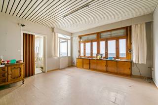 Karaktervolle op te knappen stadswoning met magazijn op een perceel van ca. 619 m². <br /><br />Indeling en omschrijving:<br />Inkomhal met de trap naar de bovenverdieping. Verderdoor de voorkamer, keuken, leefruimte en berging. Op de eerste verdieping bevinden zich de drie slaapkamers en badkamer. Via de vaste trap bereikt u de ruime zolder. Garagepoort aan de rechterzijde van de woning. Hierachter bevindt zich het ruime magazijn van ca. 380 m².<br /><br /><span>Extra info: stadswoning I ruim magazijn I </span><span>EPC 742 kWh/(m² jaar) Label F</span><span> I infoplicht: Vg, Wg, Gvv, Gvkr, Ho I watertoets: P-score: D I G-score: D.<br /><br />Renovatieverplichting residentiële gebouwen van toepassing (label F). Meer info: https://www.vlaanderen.be/een-woning-kopen/renovatieverplichting-voor-residentiele-gebouwen.</span>