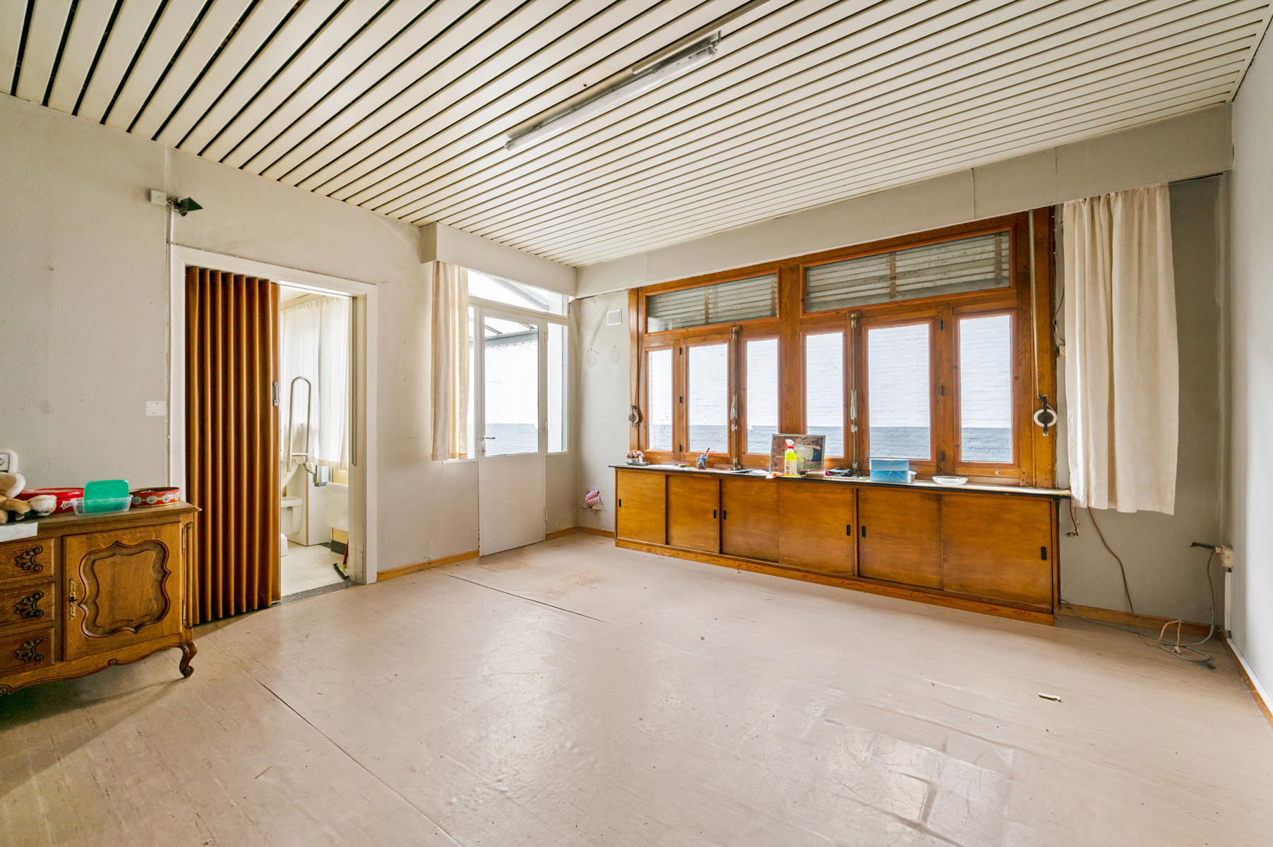 Karaktervolle op te knappen stadswoning met magazijn.  - foto 3