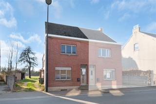 <p>Op een gegeerde locatie in Moortsele bevindt zich deze woning op een ruim perceel van 780 m² met zuidwestelijke oriëntatie, ideaal om optimaal van zon en tuin te genieten.</p><p>De woning beschikt momenteel over 3 slaapkamers en biedt heel wat potentieel voor wie op zoek is naar een renovatieproject. Mits een grondige renovatie kan hier een prachtige gezinswoning gerealiseerd worden. Bovendien biedt de zolderruimte de mogelijkheid om een extra slaapkamer of bijkomende ruimte te creëren.</p><p>Met de ruime tuin, de goede ligging en de uitbreidingsmogelijkheden vormt dit pand een interessante opportuniteit voor renovatie, investering of tweewoonst.</p><p>EPC: label D.</p><p>Belangrijk: Deze woning wordt uitsluitend samen verkocht met de aanpalende woning nr. 33</p><p>Totale vraagprijs voor beide woningen samen: €500.000.</p><p>Ben je op zoek naar een project met potentieel op een toplocatie in Moortsele? Contacteer ons gerust voor meer informatie of een bezoek ter plaatse.</p>