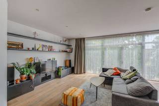 <p>Dit knappe 2 slaapkamer appartement bevindt zich op de tweede verdieping van een kleinschalig gebouw op een zeer goede ligging in Wilrijk.<br />De ruime leefruimte geniet dankzij de grote raampartijen van veel natuurlijk licht. Er is volop plaats voor een comfortabele zit- en eethoek, terwijl de mooie vloer voor een warme uitstraling zorgt.<br />De praktisch ingerichte, semi-open keuken beschikt over de nodige toestellen en veel kastruimte. Van hieruit heb je toegang tot het gezellige terras.<br />Het appartement telt twee slaapkamers. De ruime masterbedroom sluit aan op een ensuite dressing met veel opbergruimte. De tweede kamer is ideaal als slaapkamer, bureau, hobbyruimte of logeerkamer.<br />De verzorgde badkamer is uitgerust met een douche, toilet en lavabomeubel met onderkast. De steenstructuurbekleding in het douchegedeelte zorgt voor een stijlvolle toets. Een privatieve kelder biedt extra bergruimte.<br />Ook de ligging is een echte troef. Supermarkten en dagelijkse voorzieningen bevinden zich op wandelafstand. Het Middelheimpark, Nachtegalenpark en Park den Brandt liggen vlakbij. Openbaar vervoer stopt vrijwel voor de deur en het centrum van Antwerpen is vlot bereikbaar.<br />Kortom: een instapklaar appartement met een praktische indeling, veel lichtinval, een gezellig terras en een uitstekende ligging.<br />Plan snel je bezoek voor onze bezoekmomenten op zaterdag 29 augustus.</p>