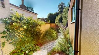 Rustig gelegen woning met 4 slaapkamers op 116m² met tuintje van circa 45m² op het westen, gelegen in een doodlopende straat vlak aan de Dijledijk.<br />De woning omvat: kelder, inkomhal, living 35m² met gaskachel, berging, keuken, 4 slaapkamers (16m² - 15m² - 13m² - 9m²) en badkamer. Verder is er nog een zolderkamer op de 3de verdieping.<br />Vanuit de slaapkamer op de 2de verdieping aan de achterkant van het gebouw is er een zeer mooi zicht op de Dijle.<br />Bouwjaar 1954 doch recenter diverse vernieuwingen zoals o.a. recent geplaatste ramen in aluminium met hoogrendement dubbel glas en deuren, vernieuwd en geïsoleerde dak, buitenmuur isolatie en afgewerkt met spuitkurk. <br />Verwarming met gaskachel in living (geen verwarming op verdiepingen).<br />Zonnepanelen aanwezig voor 3.080 Wp en thuisbatterij van 4,8 kWh.<br />Totale vloeroppervlakte: 143m².<br />KI: 458 euro.<br />Stedenbouw info: woongebied - geen verkavelingsvergunning - voorkooprecht ruimtelijke ordening - geen rechterlijke herstelmaatregel of bestuurlijke maatregel opgelegd - geen maatregelen in het Vlaams handhavingsplatform.<br />Geen risicozone voor overstromingen - perceelscore C - gebouwscore C.