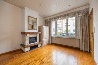 <p>BEZOEKDAG MAANDAG 21 SEPTEMBER - AFSPRAAK VIA WEBSITE</p><p>Op een aangename locatie in <strong>Berchem-Groenenhoek, tussen het Te Boelaerpark en station Antwerpen-Berchem</strong>, bevindt zich deze charmante woning met een bewoonbare oppervlakte van ca. <strong>107 m²</strong>.</p><p>Hier woon je in een rustige woonstraat, met het groen van het <strong>Te Boelaerpark</strong> op wandelafstand en tegelijk alle voordelen van de stad binnen handbereik. <strong>Station Antwerpen-Berchem</strong>, verschillende tram- en busverbindingen, winkels, supermarkten, scholen en horeca bevinden zich in de nabije omgeving. Ook het centrum van Antwerpen en de belangrijkste in- en uitvalswegen zijn vlot bereikbaar.</p><p>Bij het betreden van de woning kom je terecht in de leefruimte met aansluitend de eetplaats en keuken. Achteraan bevindt zich de <strong>binnenplaats</strong>, een fijne buitenruimte midden in de stad. De woning beschikt daarnaast over een <strong>ruime kelder</strong>, ideaal als extra berging.</p><p>Op de verdieping bevinden zich <strong>twee ruime slaapkamers</strong> en een bijkomend kleiner kamertje dat uitstekend kan worden ingericht als <strong>babykamer, dressing of praktische bergruimte</strong>. Verder is er een badkamer aanwezig.</p><p>De woning is <strong>op te frissen</strong>, maar biedt net daardoor heel wat mogelijkheden voor wie ze stap voor stap naar eigen smaak wil inrichten en moderniseren.</p><p>Dankzij de combinatie van <strong>ruimte, buitenruimte en een sterke ligging tussen het Te Boelaerpark en station Antwerpen-Berchem</strong> is dit een interessante opportuniteit voor starters, koppels of een jong gezin dat op zoek is naar een woning met potentieel in een geliefde buurt.</p><p> </p><p>Plan nu uw bezoek!</p>