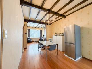 CHARMANTE STADSWONING met 2 SLAAPKAMERS, UITBREIDINGSPOTENTIEEL en optionele GARAGE op een ABSOLUTE TOPLOCATIE in het centrum van Zottegem! Deze INSTAPKLARE WONING ligt op WANDELAFSTAND van het station, winkels, scholen en horeca en vormt zo een uitstekende keuze voor eigen bewoning én INVESTERING. De woning is momenteel VERHUURD en beschikt over een CONFORME ELEKTRISCHE KEURING, terwijl er GEEN RENOVATIEVERPLICHTING van toepassing is. Binnen vindt u een gezellige leefruimte, lichtrijke keuken, praktische berging/wasplaats, douchecel en ingerichte badkamer. Het gezellige BINNENKOERTJE is bereikbaar vanuit de leefruimte en keuken. Op de eerste verdieping bevinden zich 2 VOLWAARDIGE SLAAPKAMERS en een apart toilet. De RUIME KELDER en ZOLDER MET VASTE TRAP bieden extra mogelijkheden. Bovendien kan vlakbij een AFZONDERLIJKE GARAGE worden aangekocht voor € 29.000. Een interessante STADSWONING TE KOOP IN ZOTTEGEM op een bijzonder CENTRALE LIGGING!<br /><br />Adres: Sint-Annastraat 45 te Zottegem<br /><br />EPC: 377kWh/m², G-score en P-score A, Geen renovatieverplichting van toepassing, Bestuursmaatregelen in het maatregelenregister: Neen