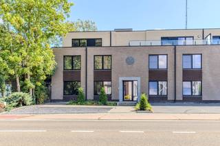 <u><strong>Stijlvol gelijkvloers 2-slaapkamerappartement met 2 badkamers, ruim terras en stadstuin in Lanaken.</strong></u><br /><br />Op zoek naar een stijlvol en instapklaar appartement waar comfort, ruimte en een moderne afwerking centraal staan?<br />Dit prachtige gelijkvloerse appartement, gelegen aan de Koning Albertlaan 88 in Lanaken, is een echte parel.<br /><br />Met twee slaapkamers, twee badkamers, een royale leefruimte, een luxueus uitgeruste keuken en een heerlijk terras en stadstuin biedt dit appartement alles voor wie comfortabel en eigentijds wil wonen!<br /><br /><strong>Centrale ligging in Lanaken</strong><br /><br />Het appartement bevindt zich aan de Koning Albertlaan, op een gunstige locatie in Lanaken. Van hieruit zijn het centrum, winkels, supermarkten, horecazaken en andere dagelijkse voorzieningen vlot bereikbaar, alsook bevindt zich het openbaar vervoer op wandelafstand.<br />Ook de verbindingswegen richting Maastricht (NL) en de E314 bevinden zich op korte afstand.<br /><br /><strong>Lichtrijke leefruimte met directe toegang tot de stadstuin</strong><br /><br />Bij het binnenkomen wordt u verwelkomd in een verzorgde inkomhal die toegang biedt tot de verschillende ruimtes van het appartement.<br />De ruime woonkamer vormt het hart van de woning en geniet dankzij de grote raampartijen van een bijzonder aangename lichtinval. Bovendien beschikt de leefruimte over airconditioning.<br /><br />Via de grote ramen staat de woonkamer rechtstreeks in verbinding met het ruime terras met tuin.<br />Een ideale plek om te genieten van een aperitief, gezellig buiten te eten of simpelweg tot rust te komen!<br /><br />Aansluitend bevindt zich de bijzonder moderne keuken. Deze werd luxueus en kwalitatief afgewerkt en beschikt over een praktisch keukeneiland.<br />Als extra troeven zijn er onder meer een wijnkoeler en een ruime koelkast aanwezig.<br />Een keuken die niet alleen bijzonder mooi oogt, maar ook voorzien is van alles wat u nodig heeft om comfortabel te koken en te genieten!<br /><br />Naast de keuken bevindt zich een praktische berging met aansluitingen voor wasmachine en droogkast.<br /><br /><strong>Twee slaapkamers en twee badkamers</strong><br /><br />Het appartement beschikt over twee comfortabele slaapkamers, die beide voorzien zijn van airconditioning.<br />Een absolute meerwaarde zijn de twee afzonderlijke badkamers.<br />De eerste badkamer is uitgerust met een inloopdouche, dubbele lavabo en toilet. De tweede badkamer beschikt eveneens over een douche, lavabo en toilet.<br />Deze indeling biedt extra comfort en privacy en maakt het appartement bijzonder geschikt voor koppels, een klein gezin of wie graag over een volwaardige logeer- of werkkamer beschikt.<br /><br />Ook op praktisch vlak werd aan alles gedacht.<br />In de ondergrondse verdieping beschikt het appartement over een privatieve kelderberging, ideaal voor het opbergen van fietsen, seizoensgebonden spullen of andere materialen.<br />Daarnaast is er een privatieve garage aanwezig, zodat u uw wagen veilig en comfortabel kunt parkeren.<br /><br /><strong>Troeven op een rij</strong>
<ul>
<li>Modern en stijlvol gelijkvloers appartement</li>
<li>2 slaapkamers en 2 badkamers</li>
<li>Lichtrijke woonkamer met airconditioning</li>
<li>Grote raampartijen met zicht en toegang tot het terras en stadstuin</li>
<li>Ruim terras met tuin</li>
<li>Privatieve kelderberging en garage<br /> </li>
</ul>
Bent u op zoek naar een modern en volledig instapklaar gelijkvloers appartement waar ruimte, comfort en een aangename buitenruimte samenkomen? Dan is dit appartement aan de Koning Albertlaan absoluut een bezoek waard.<br /><br />Uw nieuwe thuis ontdekt? Plan dan vandaag nog uw bezoek.<br />U kan ons contacteren via het nummer <strong><span>089 23 44 22 </span></strong>of mail naar <strong><span>info@immoverslegers.be</span></strong>.<br /><br />Nieuwsgierig naar meer? <br />Bekijk de video van dit appartement. <br />Zo krijgt u meteen een beter gevoel bij de ruimtes en de indeling!<br />( https://youtube.com/shorts/HMOICVb24_s?si=PwE9cTUnPOhA6M5o )