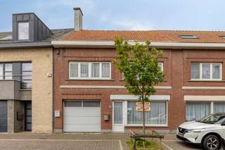 Ruime te renoveren woning met uitzonderlijk veel potentieel, centraal gelegen in Zandvoorde. Met een vloeroppervlakte van maar liefst 278 m²...