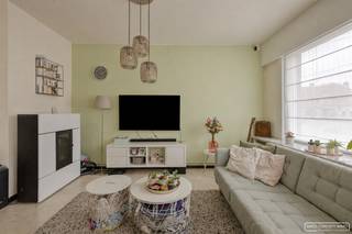 In de Zilverbergstraat 19 in Desselgem vinden we deze woning met drie slaapkamers, een aparte bureauruimte en een mooie, diepe tuin. Met een volledig vernieuwd dak, geïsoleerde spouwmuren en een nieuwe gascondensatieketel werden hier al belangrijke vernieuwingen uitgevoerd.<br />
<h3>Indeling</h3>
<h4><strong>Gelijkvloers</strong></h4>
In de <strong>inkomhal </strong>hebben we een <strong>gastentoilet</strong>, lichtrijke <strong>living </strong>met pelletkachel, uitgeruste <strong>keuken</strong> met eetplaats, aparte <strong>bureauruimte </strong>en <strong>wasplaats</strong>, aansluitend hebben we nog een <strong>veranda </strong>die rechtstreeks toegang heeft tot de mooi <strong>aangelegde tuin</strong>.<br />
<h4><strong>Verdieping</strong></h4>
Op het verdiep bevinden zich <strong>3 ruime slaapkamers</strong> en een <strong>badkamer </strong>met toilet, douche en lavabomeubel.<br />
<h4><strong>Troeven</strong></h4>
<ul>
<li>Drie slaapkamers</li>
<li>Aparte bureauruimte</li>
<li>Afgesloten tuin</li>
<li>Volledig vernieuwd dak</li>
<li>Geïsoleerde spouwmuren</li>
<li>Nieuwe gascondensatieketel</li>
</ul>
<br />Buiten geniet je van een mooie, diepe tuin met ruimte om te ontspannen, te tuinieren of kinderen te laten spelen. De garage biedt extra plaats voor een wagen, fietsen of bergruimte.<br /><br />Interesse? Schrijf je in voor het bezoekmoment.
<h4><strong><em>Schrijf je in voor het bezoekmoment op 2/11 via de zwarte knop "maak een afspraak" op onze website!!</em></strong></h4>
<br />Voor meer info, contacteer Martijn via 0470/629568 of martijn@maesconceptimmo.be