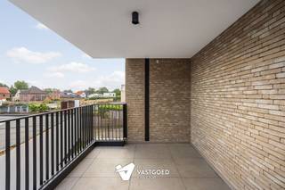 <p><span>Ruim 1-slaapkamerappartement met aangename buitenruimte.</span></p><p><span> </span></p><p><span>Dit appartement op de eerste verdieping verrast met zijn praktisch ingedeelde oppervlakte van 86,32 m². De woonst beschikt over 1 slaapkamer en een terras van 10,70 m², perfect om rustig buiten te zitten of te genieten van een koffiemoment in de buitenlucht.</span></p><p><span> </span></p><p><span>De keuken kan nog door de koper gekozen worden binnen een budget van 12.500 euro excl. btw. Hierdoor combineert u het gemak van een afgewerkt nieuwbouwappartement met de vrijheid van een persoonlijke afwerking.</span></p><p><span> </span></p><p><span>De duurzame technieken, waaronder geothermie, vloerverwarming, koeling, zonnepanelen, en ventilatie D, zorgen elke dag opnieuw voor comfort. E-peil 10 met vrijstelling van het KI in de eerste 5 jaar,</span></p><p><span> </span></p><p><span>Een ruim, energiezuinig appartement met alle troeven voor zorgeloos wonen.</span></p><p><span> </span></p><p><span>6% Btw tarief mogelijk</span></p>