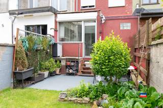<p><span>(TO REFRESH) FAMILY HOUSE WITH 4 BEDROOMS - LARGE GARDEN AND GARAGE BOX ON FAVORABLE LOCATION | EPC E </span></p><p><span>Layout as follows: entrance hall with access to basement - living space - dining room - open kitchen - large garden. </span></p><p><span>Second floor: staircase - two bedrooms - bathroom with shower, toilet and sink.</span></p><p><span>Second floor: staircase - two bedrooms and storage room.</span></p><p><span>Separate garage box with passage through the garden. The garage box is located in the building located in Lode de Boninghe street 1.</span></p><p><span>Additional assets: </span></p><ul><li><span>Four bedrooms</span></li><li><span>Excellent connection, close to public transport and connection to the bicycle-o-strade (only 10min to Antwerp), as well as close to the center with stores.</span></li><li><span>Spacious garage included</span></li></ul><p><span> </span></p>
