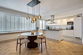 Dit gezellig en instapklaar appartement met twee volwaardige slaapkamers is gelegen op een strategische locatie met vlotte bereikbaarheid en alle voorzieningen in de nabije omgeving.<br /><br /><strong>Indeling</strong><br />Via de inkomhal met vestiairegedeelte en apart gastentoilet betreedt u het appartement op de derde verdieping.<br />Vooraan bevindt zich de ruime woon- en eetkamer, die geniet van een aangename lichtinval en aansluit op de open leefkeuken, een praktische en gezellige leefruimte waar comfort centraal staat.<br /><br />Via de nachthal met extra bergruimte bereikt u achteraan de twee volwaardige slaapkamers, waarvan één is voorzien van ingemaakte kasten. De badkamer is uitgerust met een douche in ligbad, dubbele lavabo, toilet en aansluiting voor wasmachine en droogkast.<br />Daarnaast beschikt het appartement over een klein west-georiënteerd terras, ideaal om te genieten van de namiddagzon.<br /><br /><strong>Bijzonderheden</strong><br />+ EPC: C - 230 kWh/m²<br />+ Instapklaar en ruim appartement<br />+ Strategische ligging<br />+ Elektrische keuring is conform