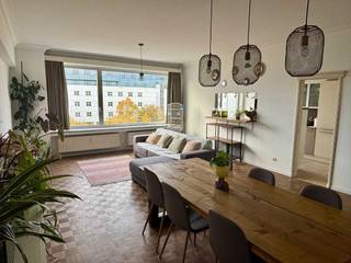 Ruim en licht appartement met garage parking op toplocatieOp de vijfde verdieping van een verzorgd gebouw bevindt zich dit ruime appartement van 112...