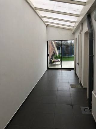 Vernieuwde rijwoning bestaande uit hal, gezellige living, aparte keuken, badkamer en toffe tuin! De verdieping omvat 2 slaapkamers en zolder werd volledig vernieuwd naar een 3de slaapkamer met annexe badkamer. Tevens droge kelder aanwezig. Goed gelegen in toffe buurt te Heule Watermolen!!!