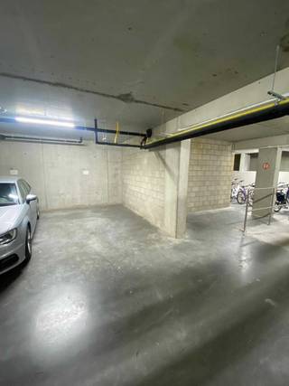 Huur inbegrepen gemeenschappelijke kosten 995euro totaal<br />Nieuwbouw penthouse appartement, vloerverwarming, ondergrondse staanplaats, berging in kelder, 2 slaapkamers, berging aan keuken, groot terras, veel lichtinval etc...