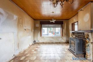 Ben je op zoek naar een woning waar je jouw eigen stempel volledig op kan drukken? Deze gezinswoning biedt een unieke kans voor starters, gezinnen of handige doe-het-zelvers die dromen van een thuis op maat.<br /><br />Gunstig KI van 421 EUR / Doorgang naast de woning – Garage en stalling / Riante tuin … perceeloppervlakte circa 12 are. Mogelijkheid tot aankoop aan 2% verkooprechten met extra rechtenvermindering van 1.867,00 EURO. Te renoveren aan 6% BTW.<br /><br />Deze eigendom is gelegen in een aangename woonomgeving in Nieuwerkerken, met het centrum van Aalst binnen handbereik. Dankzij de gunstige ligging nabij belangrijke invalswegen bereik je vlot steden zoals Brussel en Gent – ideaal voor pendelaars of wie graag alle voorzieningen binnen handbereik heeft.<br /><br />Bij het betreden van de woning word je verwelkomd in de hall met gastentoilet. Van hieruit bereik je de eet- en/of leefruimte en de keuken met aanpalende berging. Beide geven uit op het terras en tuin.<br /><br />Op het verdiep ontdek je 3 slaapkamers alsook de badkamer. Bovendien is er nog een zolder aanwezig.<br /><br />De grote tuin is perfect zuidgeoriënteerd en bereikbaar via gedeelde doorgang. Hier geniet je van zonnige dagen, gezellige barbecues met vrienden of speelmomenten met de kinderen. Dankzij de doorgang naast de woning heb je bovendien een handige rechtstreekse toegang tot de tuin – ideaal voor auto’s, fietsen, afvalcontainers of tuinmateriaal.<br /><br />De doordachte indeling en de beschikbare ruimtes bieden deze woning enorm veel potentieel en zeker voor wie op zoek is naar een renovatieproject en zijn droomwoning wil realiseren.<br /><br />Dit pand is onderhevig aan de renovatieverplichting opgelegd door de Vlaamse overheid voor residentiële gebouwen. Meer informatie vindt u op de website van het Vlaams Energie- en Klimaatagentschap.<br /><br />Zie jij hier jouw toekomst? Grijp deze kans en plan vandaag nog jouw bezoek – deze woning wacht op jouw visie en creativiteit!